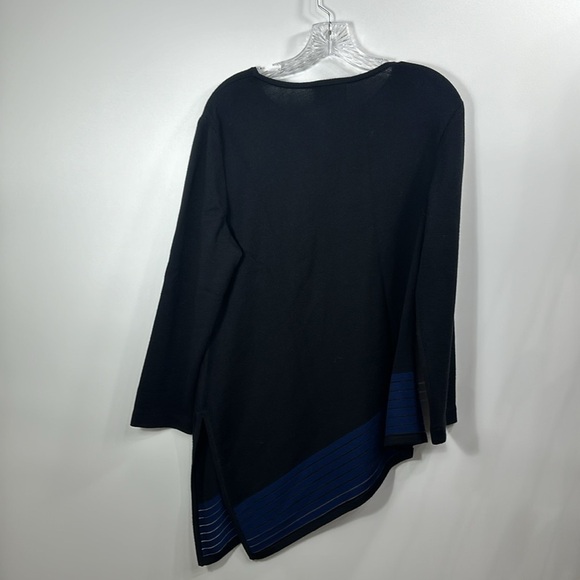 St.John black and blue asymmetrical 97% wool top size large. - Picture 8 of 11